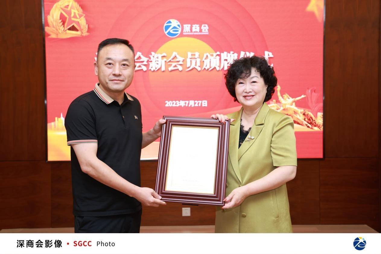 深商会联合党委书记,深商会常务会长林慧作了总结发言:税务部门以开展