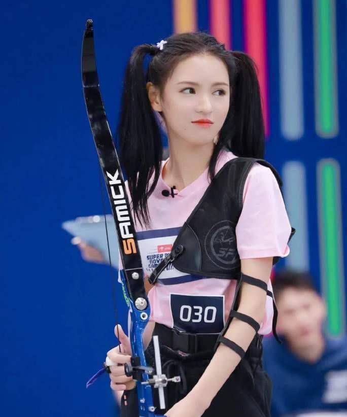 难怪王思聪动心了.高马尾凸显出张予曦精致的脸庞.