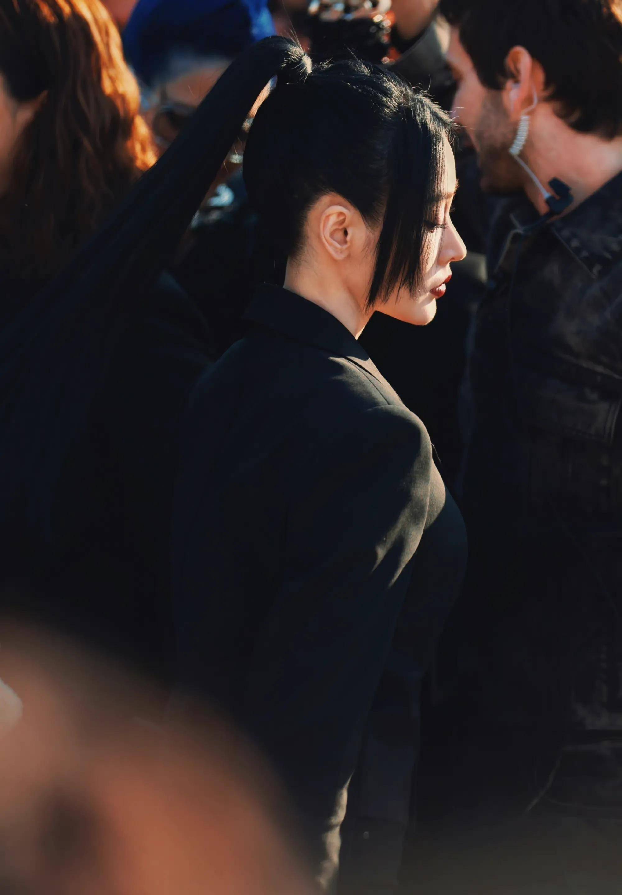 张天爱巴黎时尚礼服看起来好酷,事业好迷人好漂亮_爱的_目光_暗黑