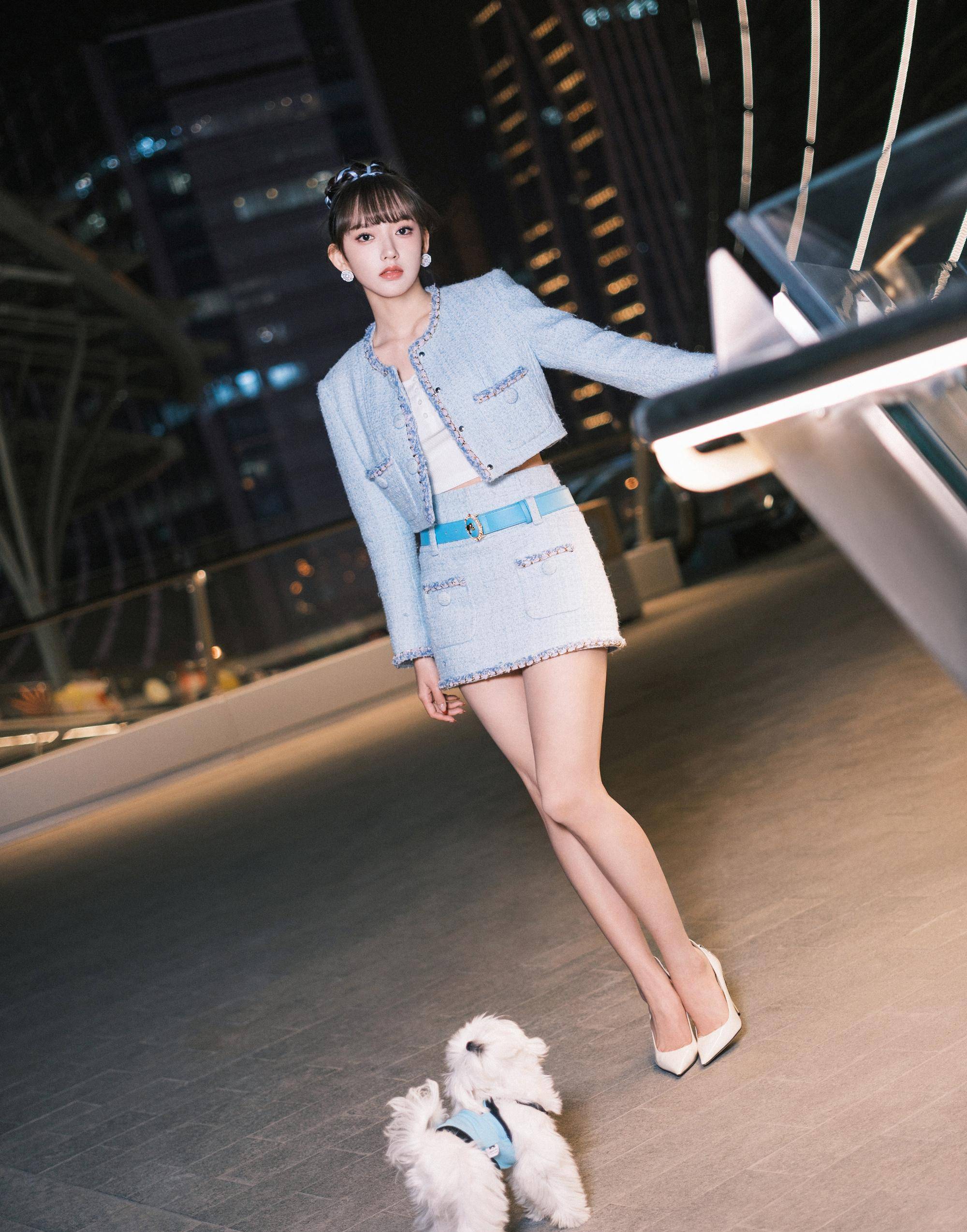 程潇小香风造型上线,可爱的白色搭配浅蓝色西装裙,清凉又美丽_职场