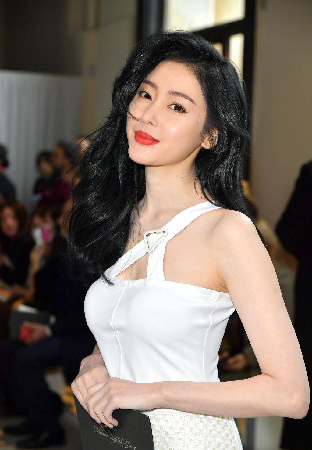 非常俏皮,张天爱时尚巴黎时装周,西装革履眼神犀利,这位姐姐厉害了