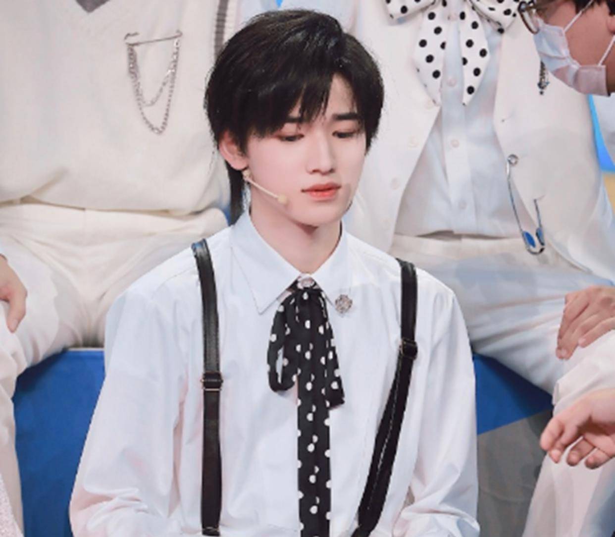 宋亚轩为什么叫宋人头?他参加过什么综艺节目?_组合_前辈_外号