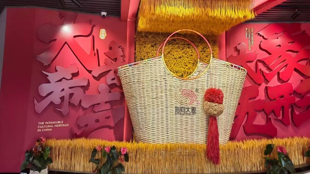 在博物馆的正厅,观察员看到了整个博物馆的代表作——包罗万象,韩馆长