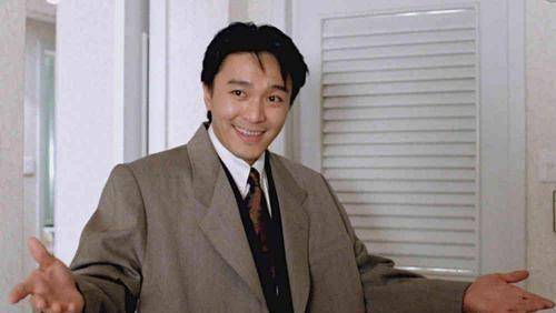 但其实在周星驰之前,还有一位喜剧大师,他就是麦嘉,在80年代他是当之