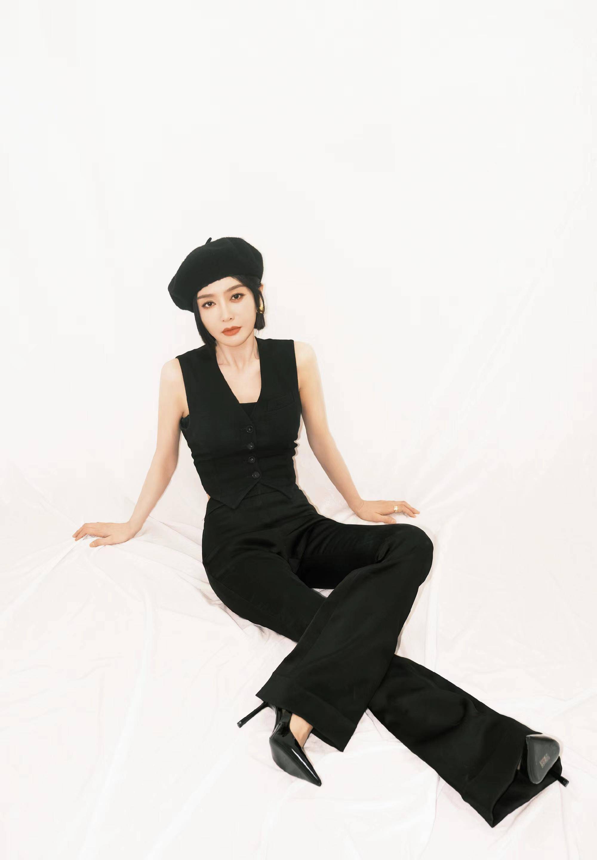 秦岚《喜欢你我也是》新造型,黑色马甲搭喇叭裤,精致又时髦!