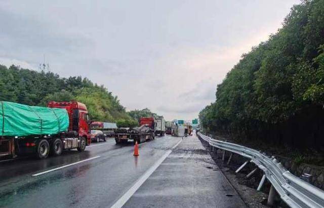 雨天行车疏忽,杭新景高速上这辆货车,车头车身分了家_控制_车速_驾驶