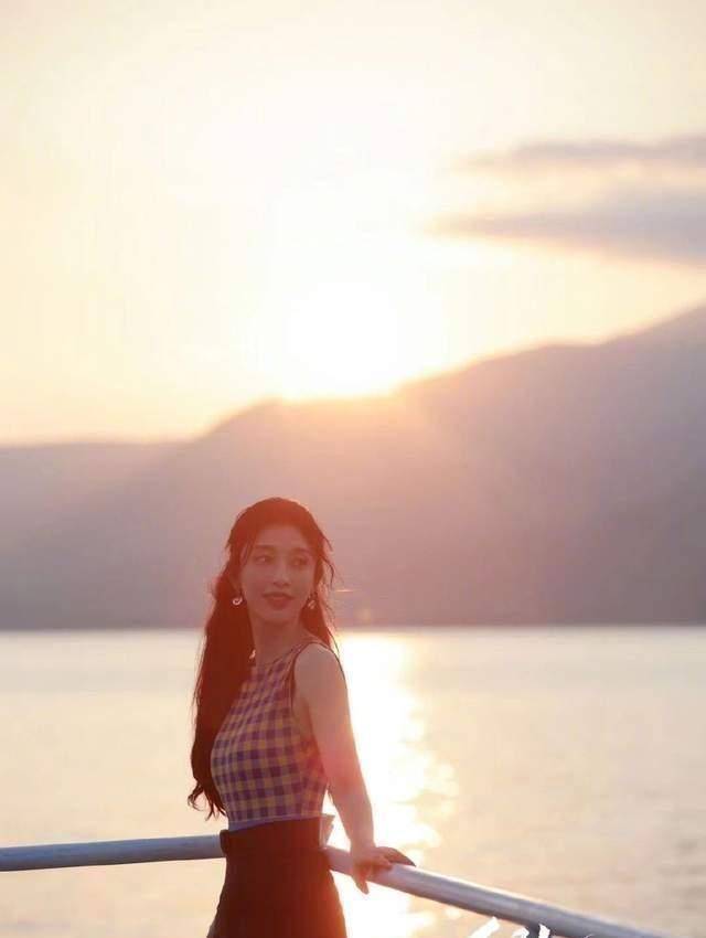 张俪晒出沙滩美照,格纹泳装身材超吸睛,大长腿格外吸睛!