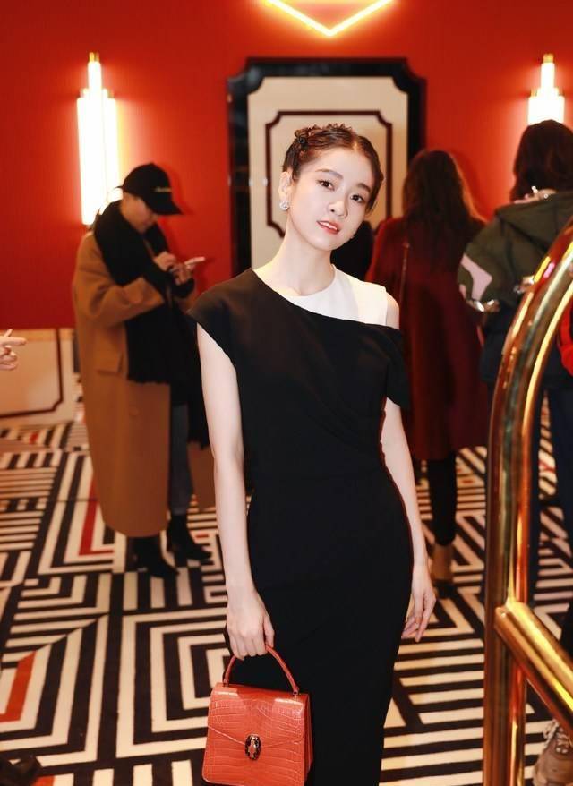 "张雪迎身穿复古连衣裙叉腰摆出优雅的造型,脚踩黑色绑带高跟鞋露小细