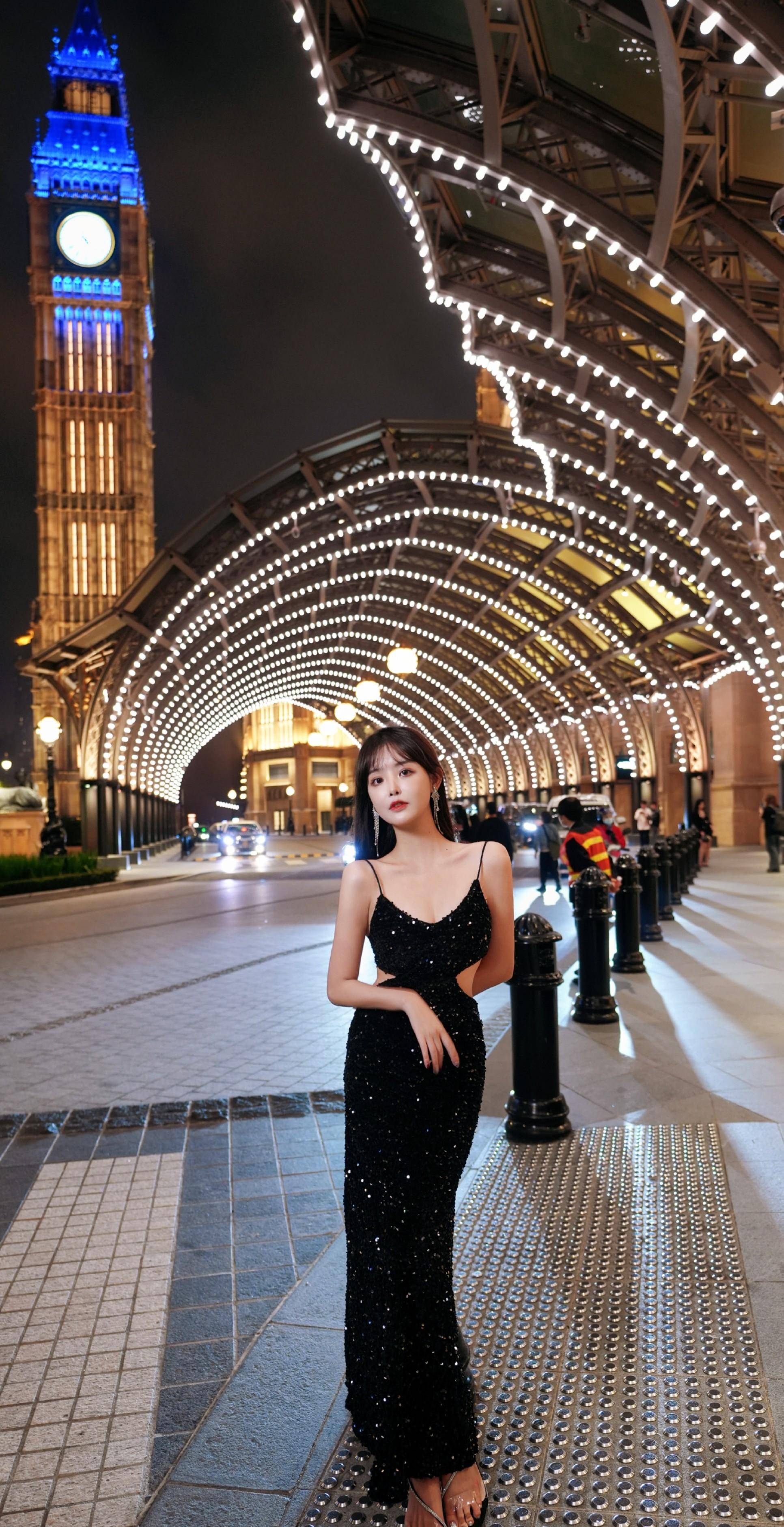 兔牙朱容君身穿黑色毛圈裙街拍,可盐可甜,独特时尚魅力_风格_照片