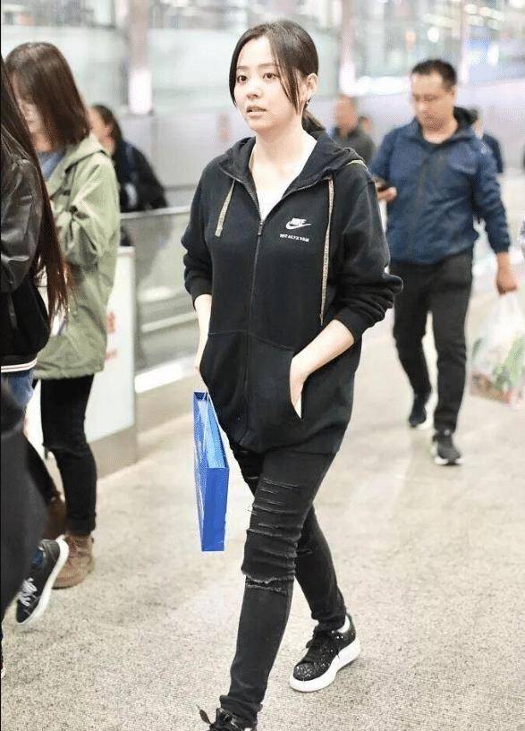 张靓颖对自己真狠!这么紧的裤子怎么硬塞进去的?