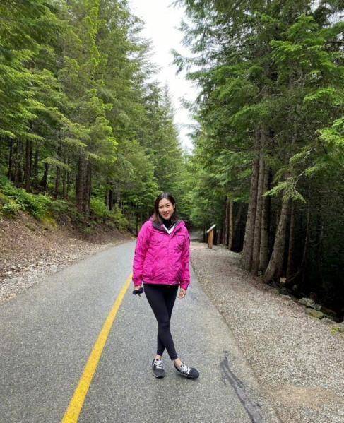 钟嘉欣挺大孕肚游泳!