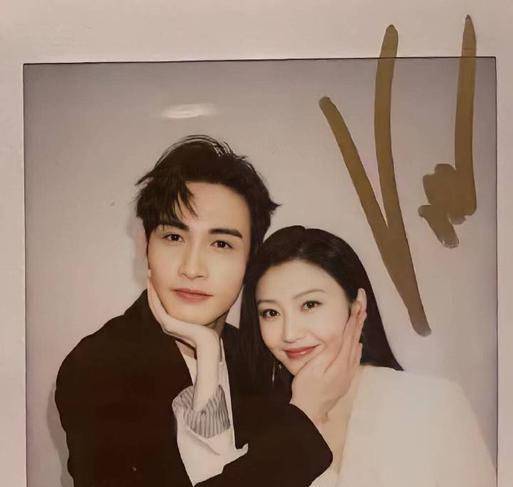 张彬彬晒头围张彬彬发微博晒出自己的头围61cm_vin_大头_雷佳音