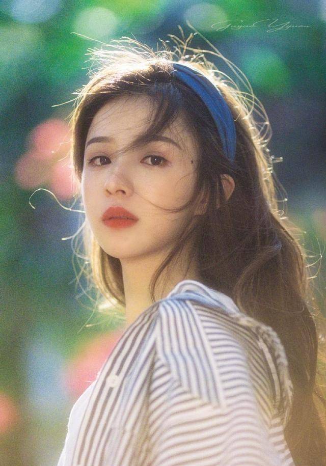 周二珂不仅唱功扎实,而且颜值出众,比起冯提莫更有身高腿长的优势