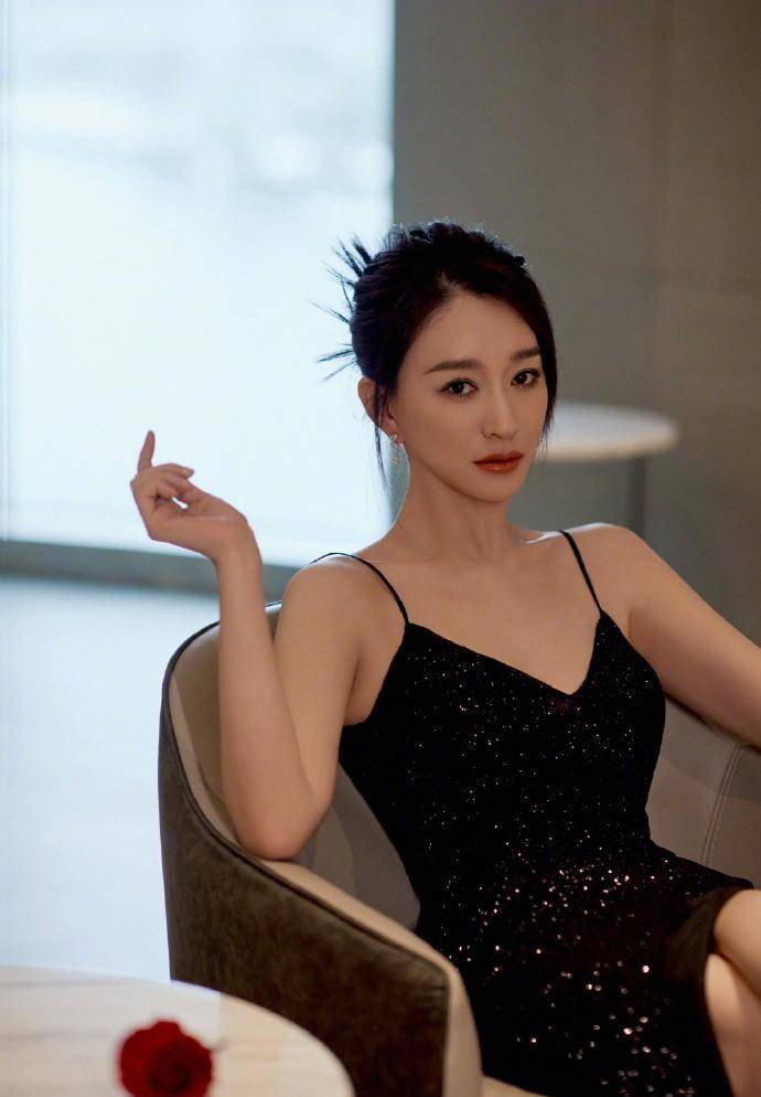 吊袜带的设计充分展示了她纤细的肩膀,也展示了她健美的背线.