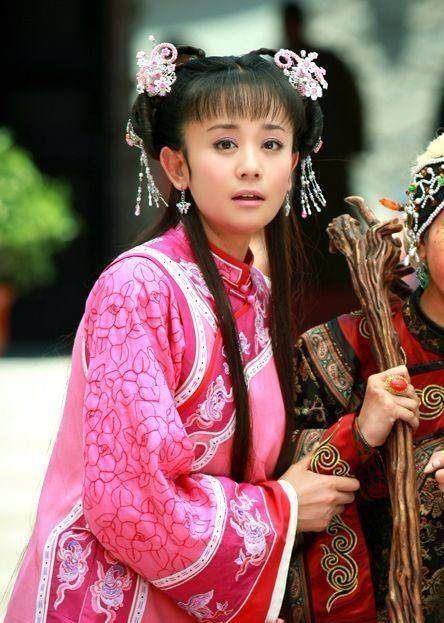 不同于林心如版的紫薇柔弱而略显小家子气,马伊琍诠释下的紫薇端庄