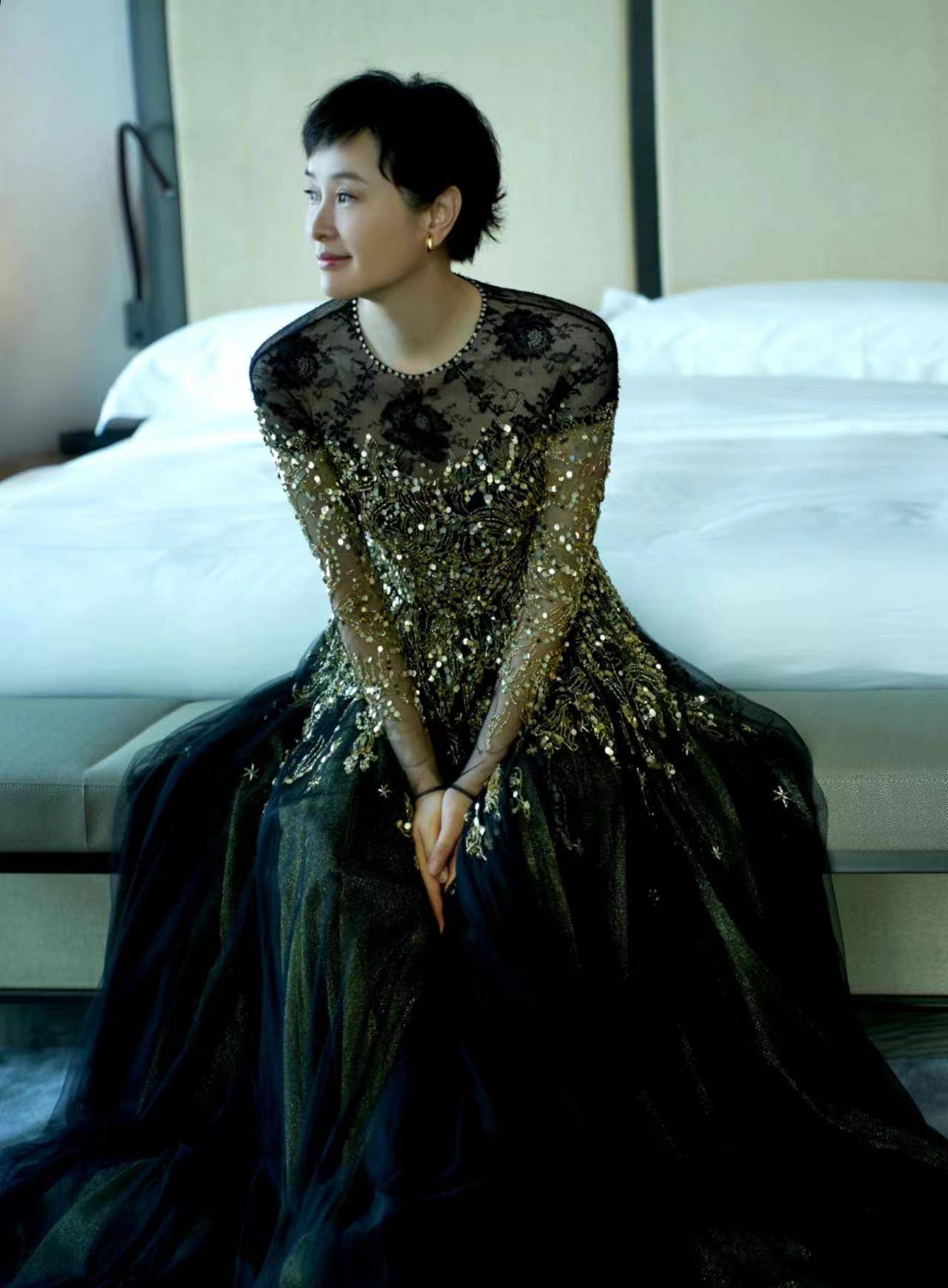 吴越身穿黑色绣花连衣裙亮相我们的影视之夜红毯,端庄优雅!