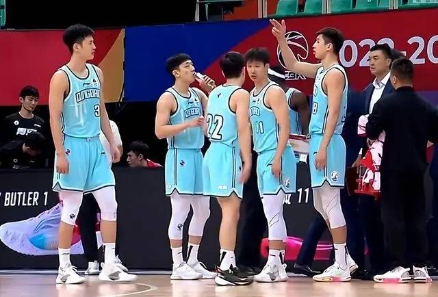 "浙大禁飞区的巨灵神"曹松:浙江大学首个通过选秀大会的球员_青岛男篮