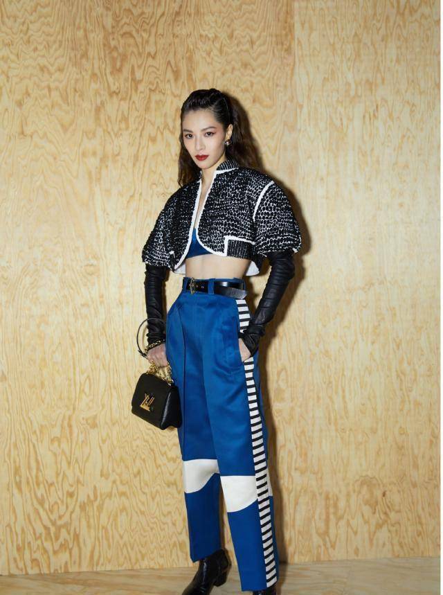 钟楚曦时尚大秀惹人爱,女版萧敬腾霸气侧漏,打造对比感造型_好身材