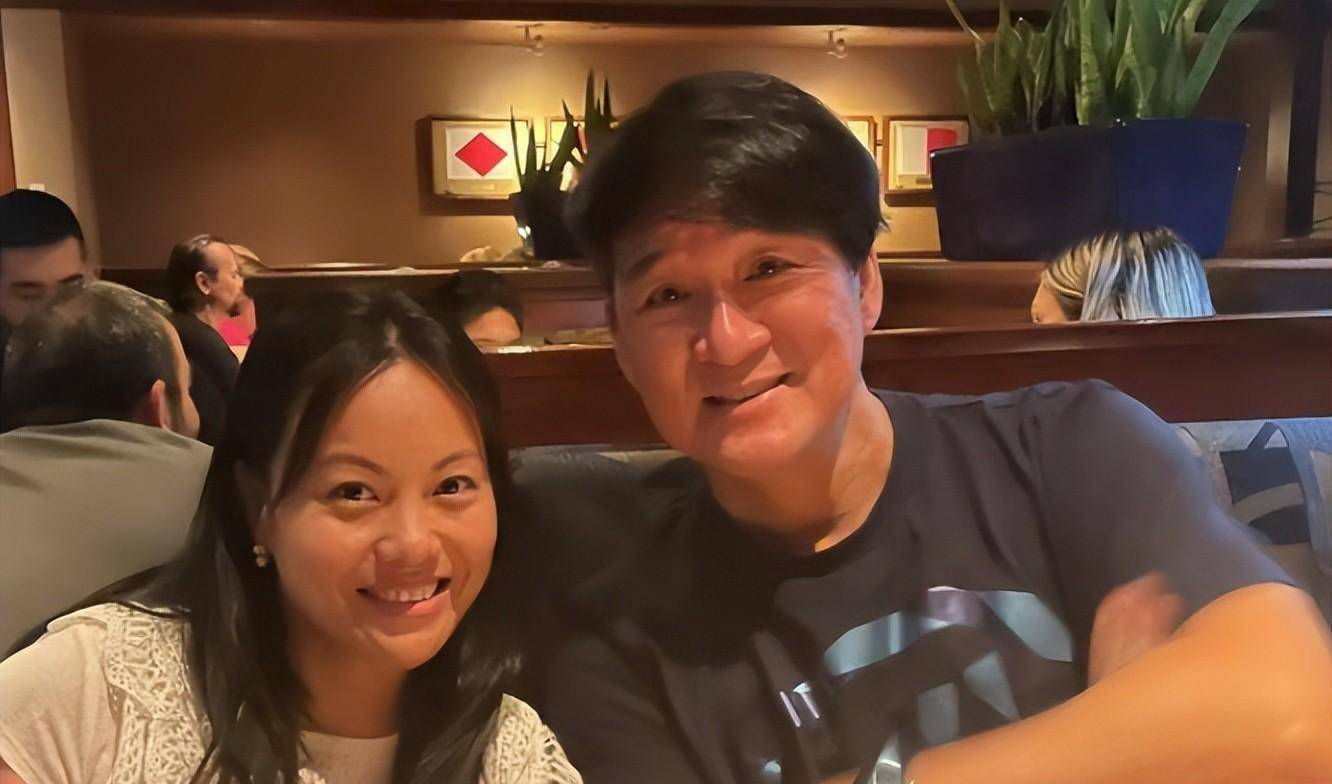 周华健与女儿女婿用餐,在国外餐厅被偶遇,61岁发量堪比年轻人_儿子