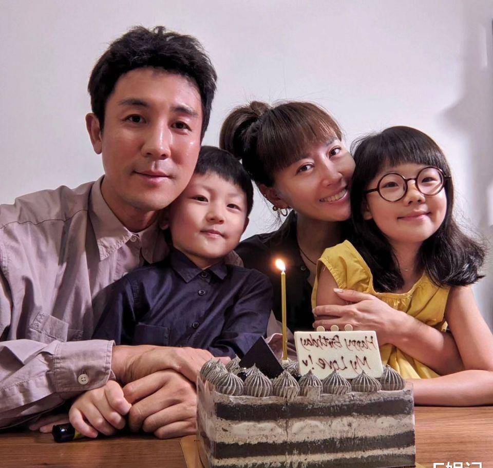 谭俊彦43岁生日在家与老婆孩子度过晒温馨全家福_狄龙_家人_太太