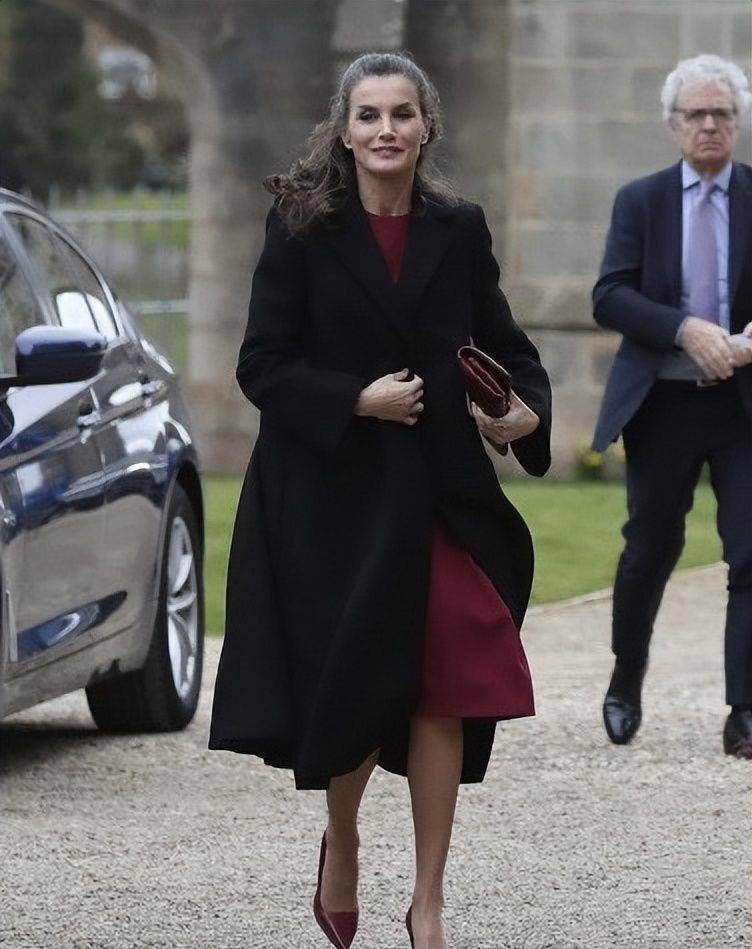 白发皱纹好明显,但魅力依旧,被查尔斯吻手又吻脸_莱蒂齐亚_贴面_王储