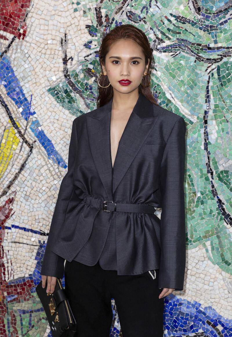 杨丞琳边唱边接住耳环,舞台经验丰富,临场反应能力非常强_姐姐_起风了