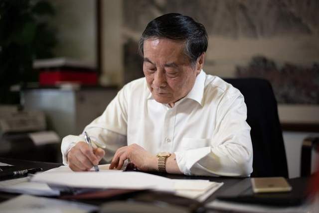 手握200亿现金的杭州富豪,却戴几百块的手表,出差坐高铁二等座_宗庆后