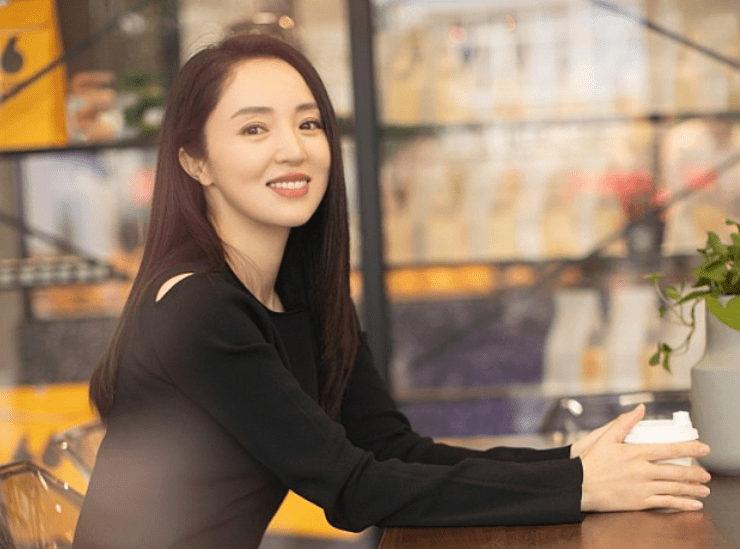 就是她脸上的皮肤非常松弛,这显得她看起来比实际年龄老太多,因此董璇