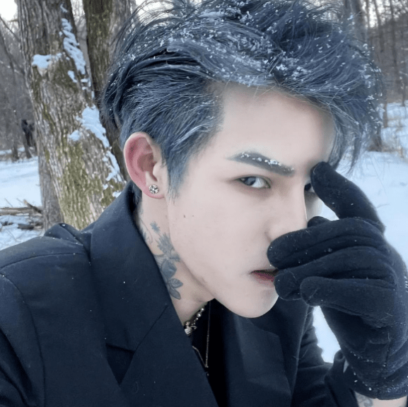 更有意思的是,有网友发现杨洋还不如殷世航高.