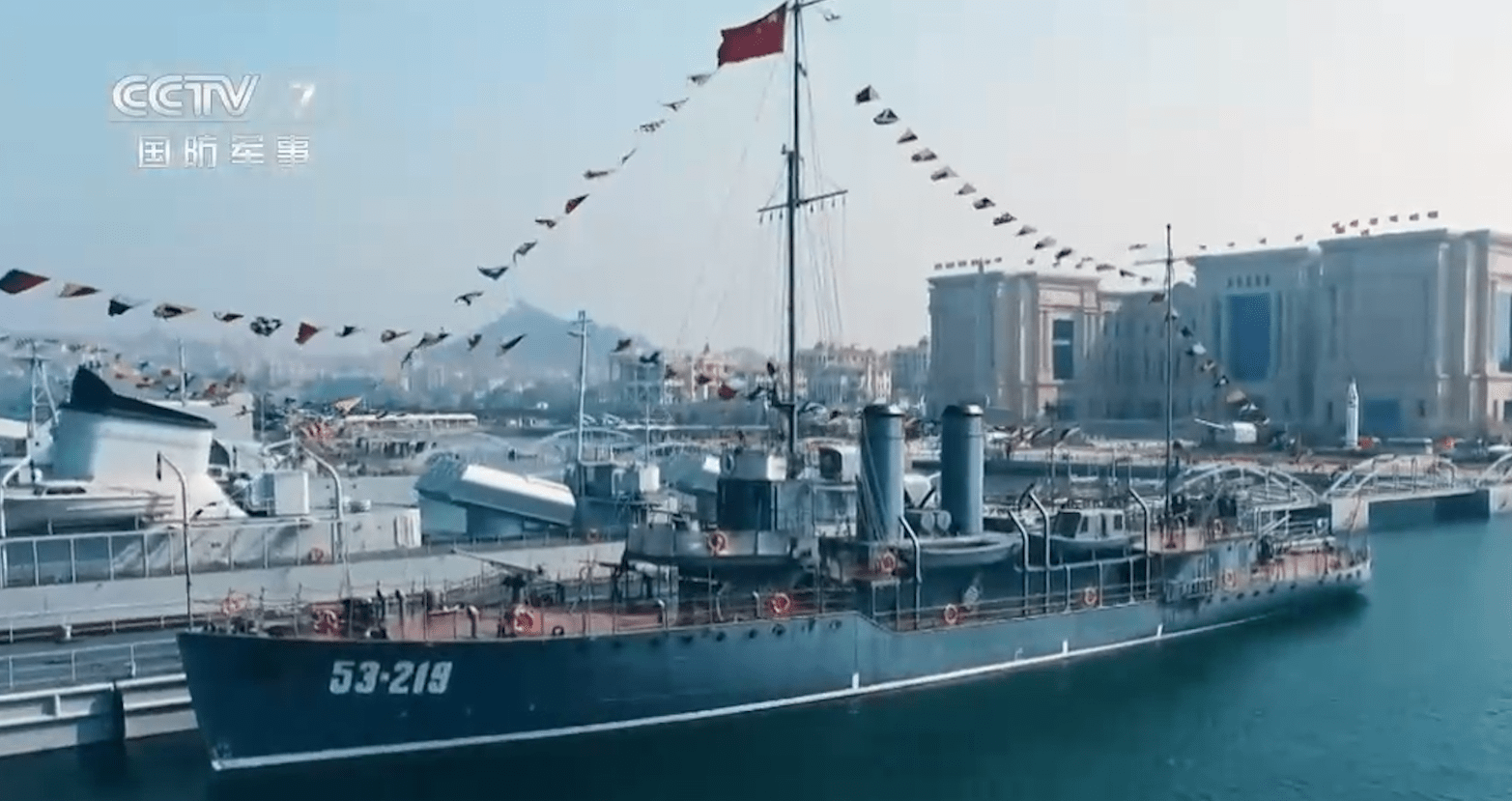 长江舰是满载传奇的荣誉之舰,它的前身是民权号炮舰