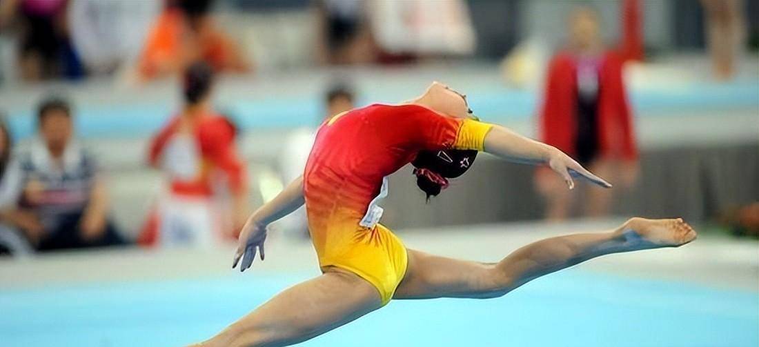 她是体操冠军,卷走我们44亿叛逃国外,劣迹败露装病不回来_吴冰_小时候