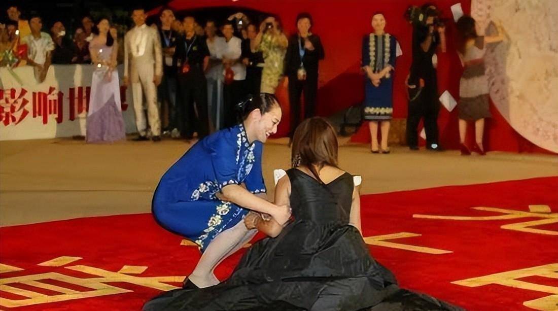2006年的金鸡百花奖颁奖典礼,她走红毯时两次摔倒,被质疑故意炒作