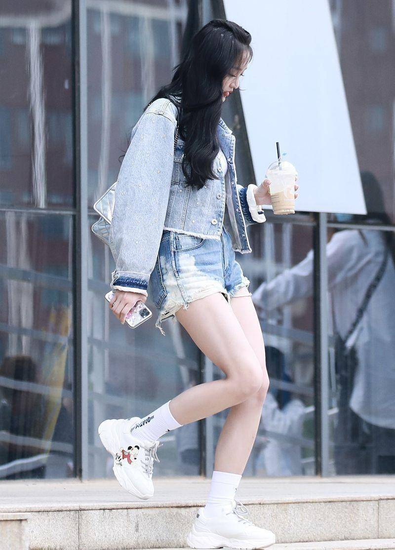 有一种"甜美"叫吴宣仪,穿牛仔短裙秀"竹签腿",真有女团样_风格_衣服