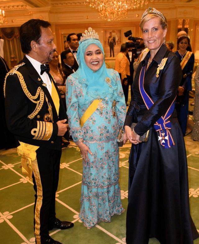 文莱王后一脸旺夫相,生6个孩子,赶走两任漂亮王妃稳坐中宫之位_萨拉赫