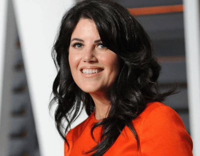 莱温斯基从小就是方圆十里有名的美人,学校里的男同学都暗恋她,抽屉里