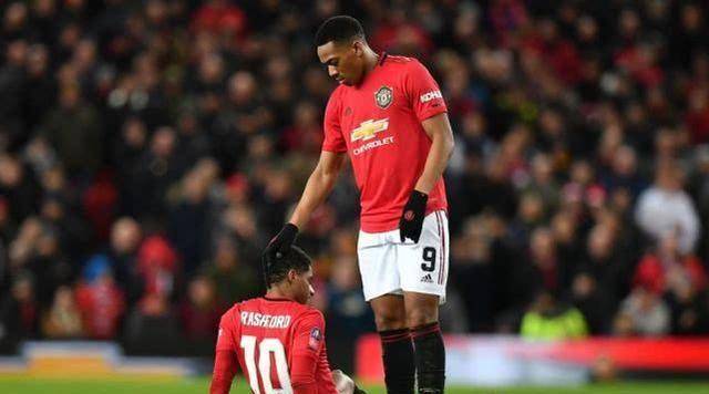 到第80分钟的时候,拉什福德在对抗当中背部受伤,随即露出痛苦的表情