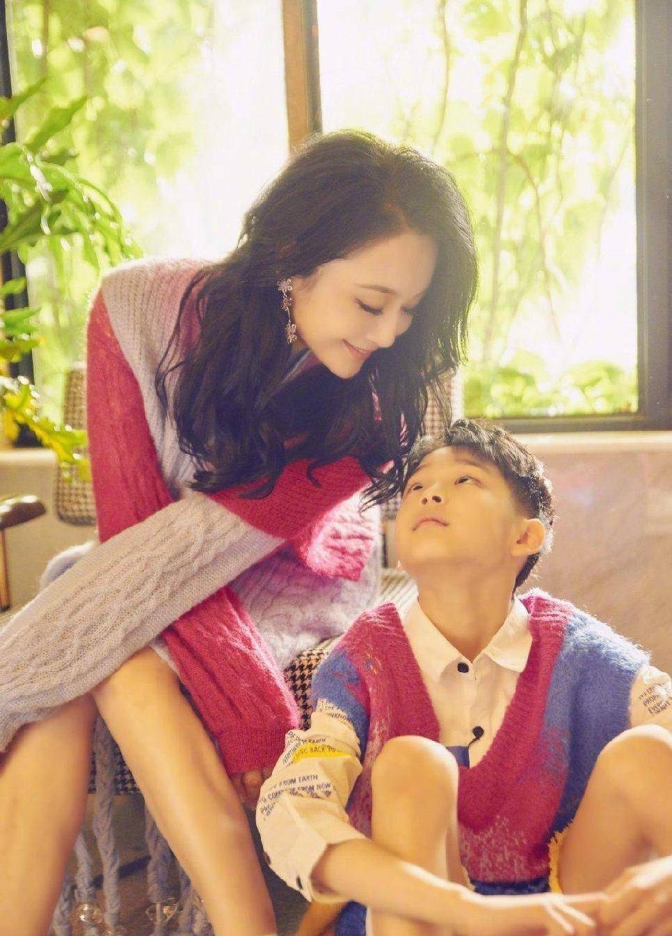 曹颖一点没有中年感,穿红色甜美活泼,一家三口同框挺幸福_女性_衣服