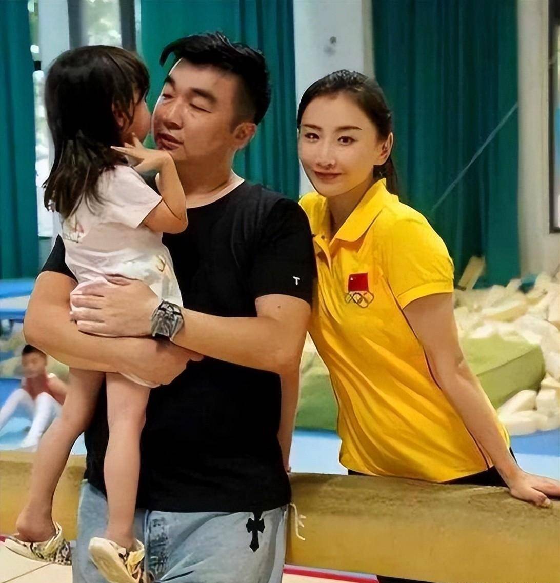 "蹦床公主"未婚先孕,有喜7个月办婚礼,深陷婆家娘家矛盾漩涡_何雯娜