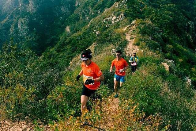 赛事定制品牌t恤,定制奖牌,背包,登山手册(持手册免当天大黑山门票)