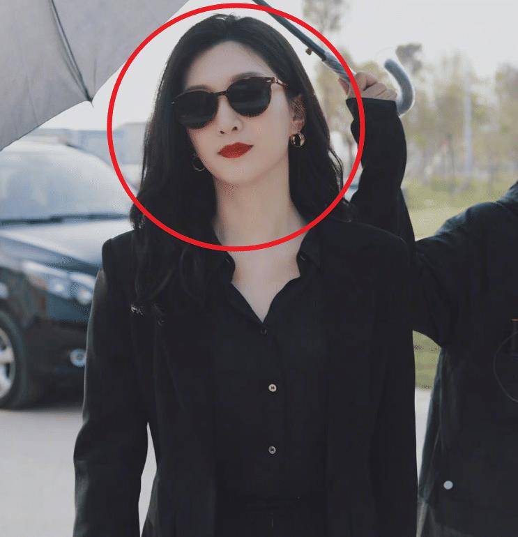 如果不说很多人都会一位是黑帮大佬出街吧,丝毫在江疏影身上看不到