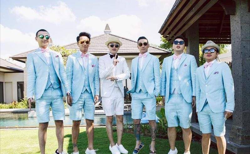 图片p成了包贝尔和当年的伴郎团,大家纷纷回忆起包贝尔婚礼上的闹剧