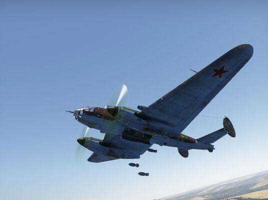 8月10日,空军叶-2中型轰炸机和14架pe-8重型轰炸机编队准备在列宁格勒