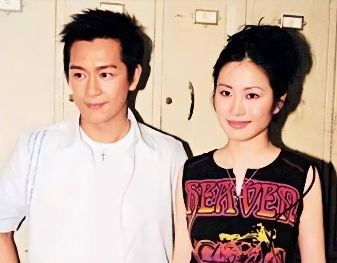 53岁陈浩民大方秀恩爱,36岁娇妻蒋丽莎穿时尚,活力十足_佘诗曼_张卫健