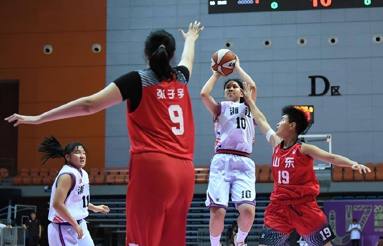 很多人不能理解,为什么最好的球员不能进入国青女篮,即便张子宇可能