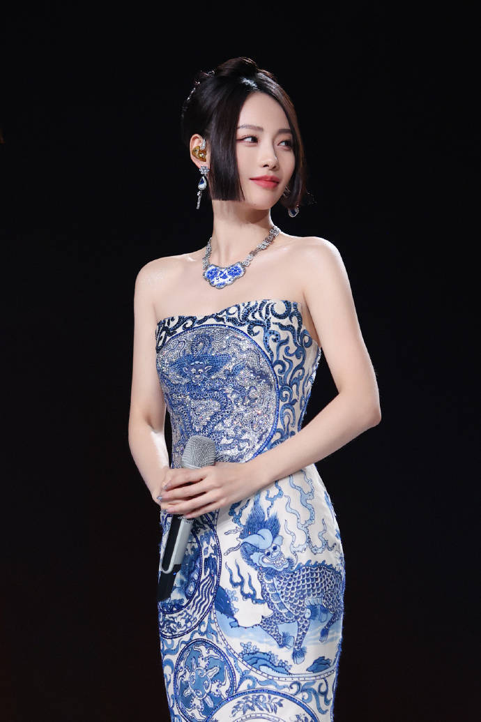 原创张嘉倪穿青花瓷抹身材裙优雅靓丽!