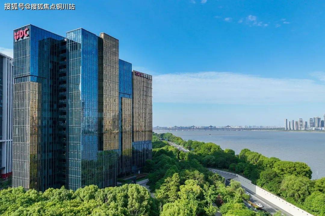 华联钱塘公馆位于钱江新城cbd核心区,毗邻日月同辉,是钱江新城距江
