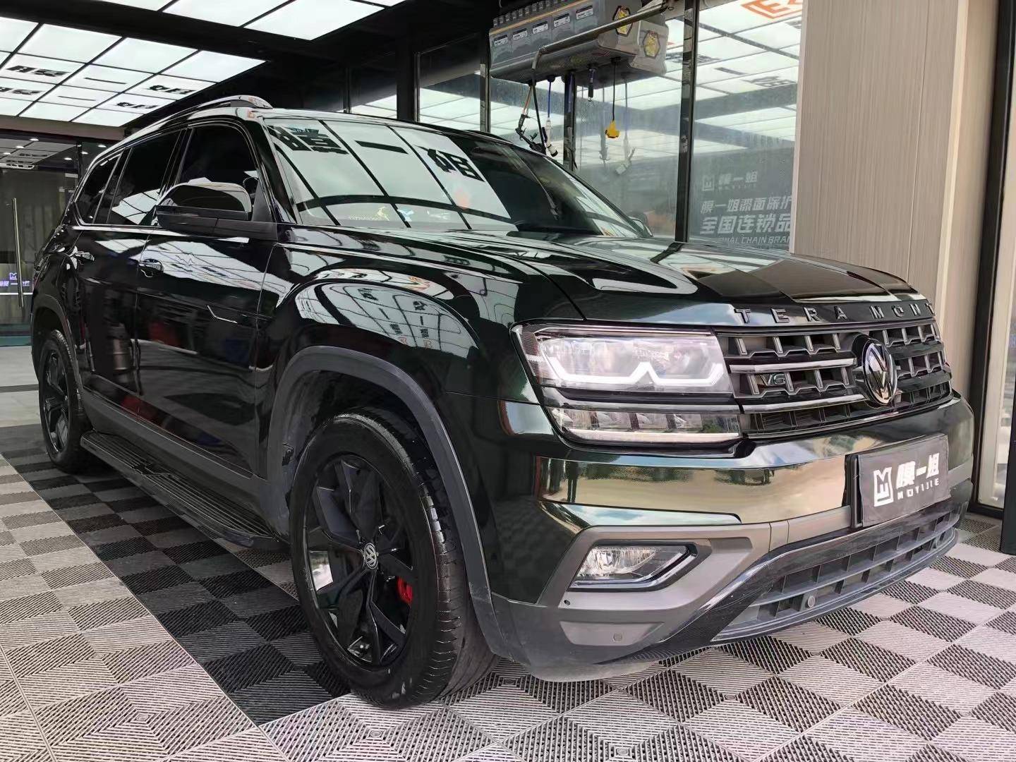 汽车贴膜改色案例:大众途昂全车改色膜一姐祖母石绿,尊贵高雅!