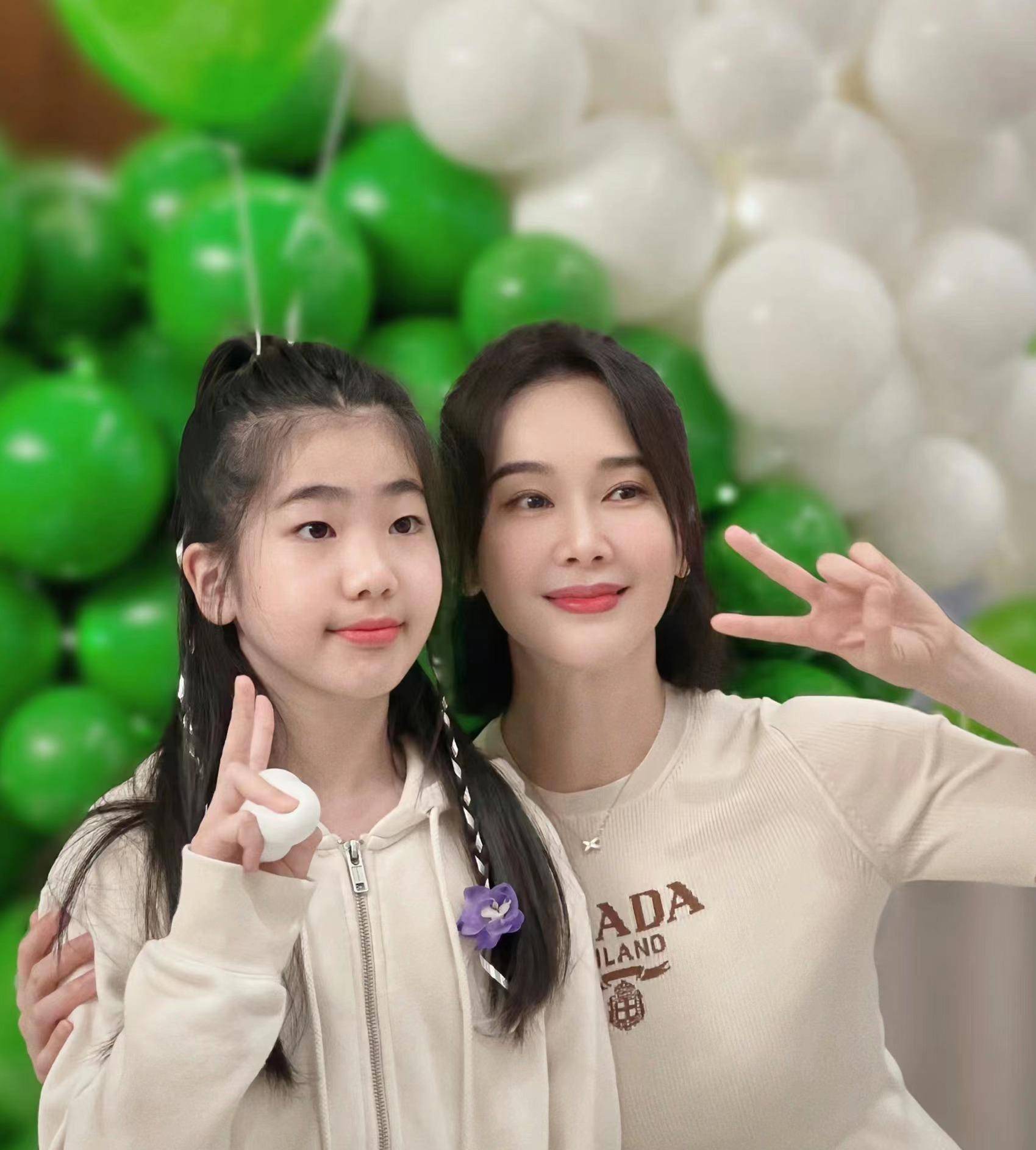 左小青晒46岁生日照,紧身针织衫藏不住好身材,整容后完全认不出_女生