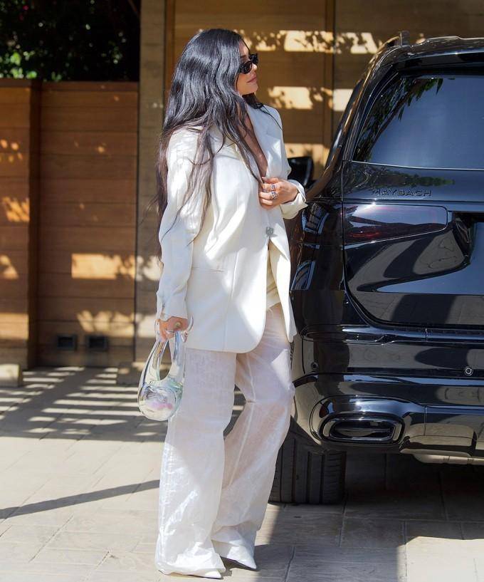 詹纳(kyliejenner)在theniceguy酒吧庆祝凯莉皮肤(kylieskin)发搀后