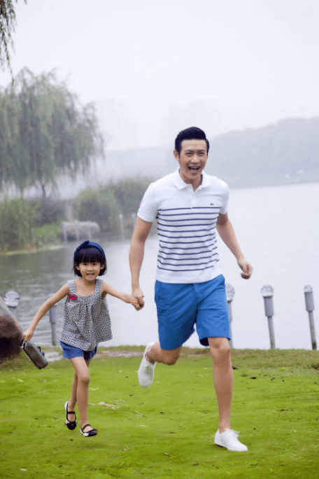 陆毅为47岁鲍蕾庆生,主动索吻不避嫌,14岁贝儿身高直逼老爸_老公_女儿